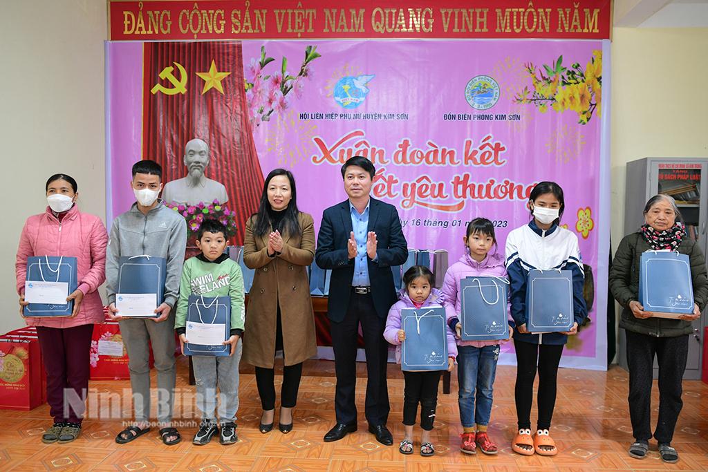 Hội Liên hiệp phụ nữ huyện Kim Sơn tặng gần 200 suất quà Tết