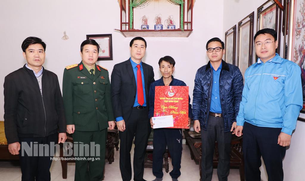 Tặng quà gia đình quân nhân có hoàn cảnh khó khăn dịp Tết nguyên đán