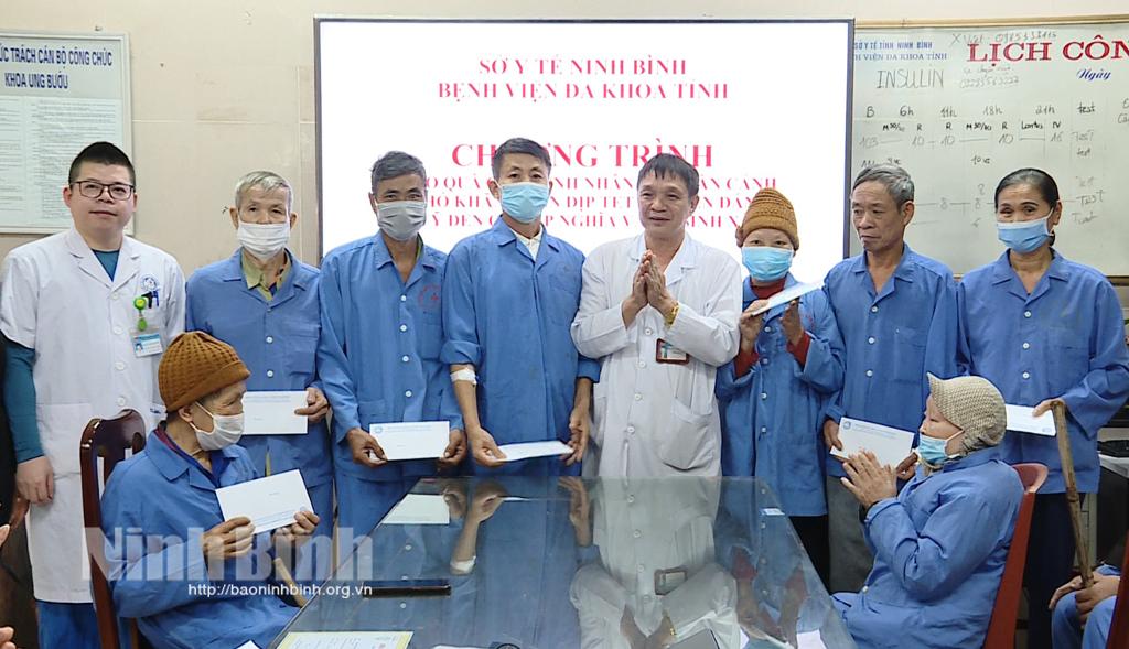 Trao quà Tết cho bệnh nhân khó khăn tại Bệnh viện Đa khoa Ninh Bình