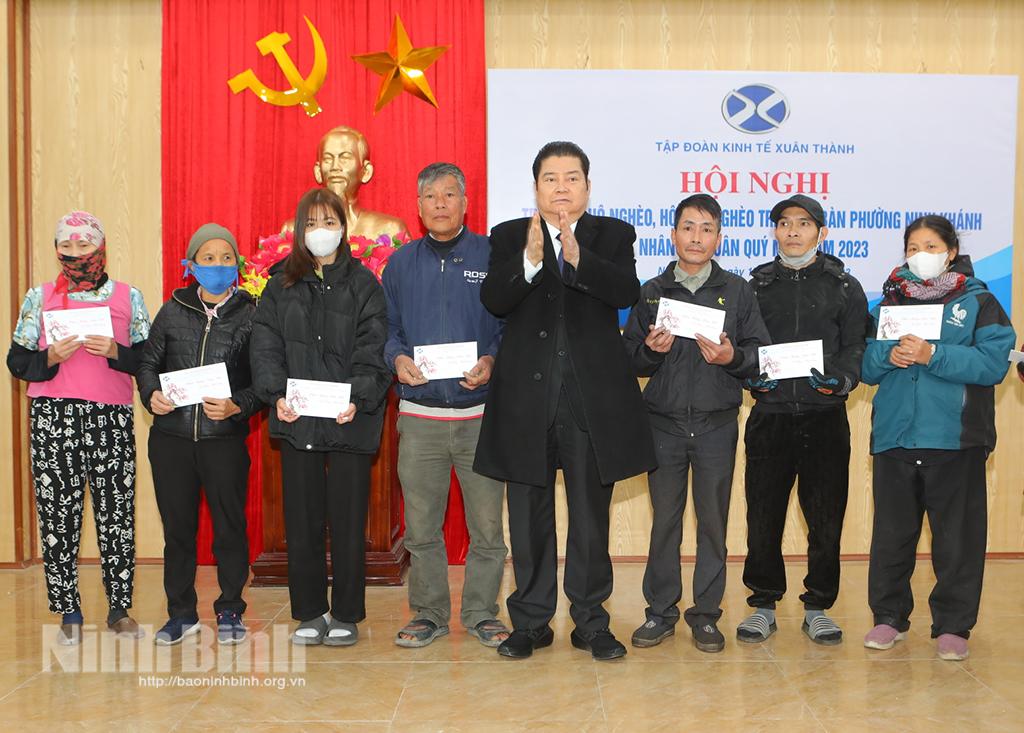 Tập đoàn Kinh tế Xuân Thành trao quà Tết cho hộ nghèo, hộ cận nghèo phường Ninh Khánh