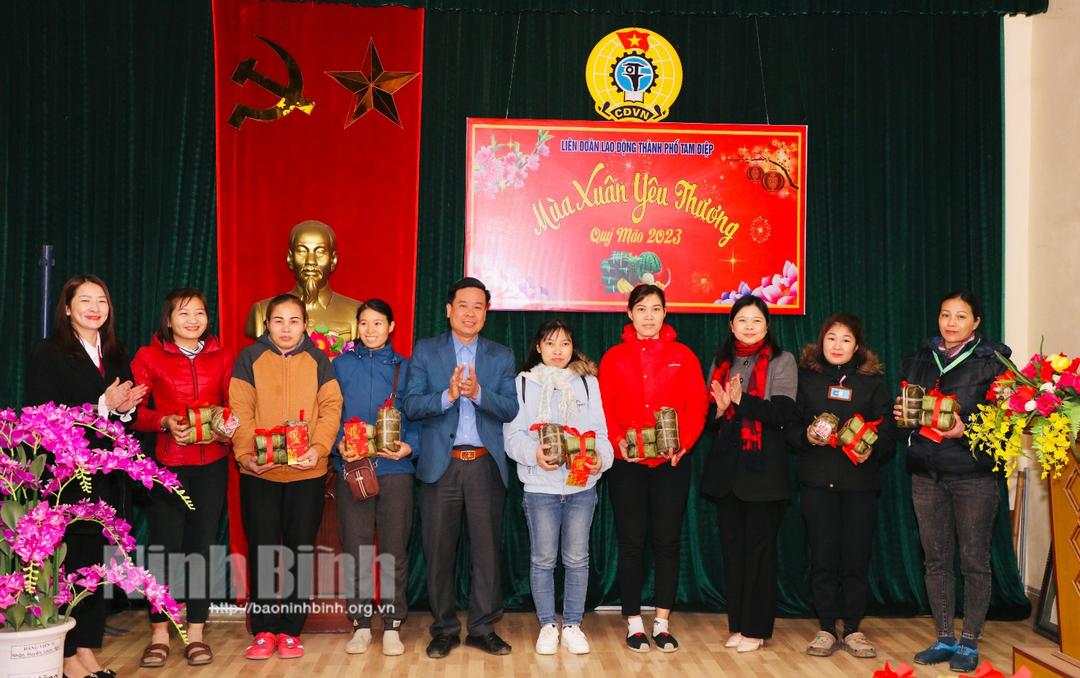 Thăm, tặng quà cho công nhân lao động không về quê ăn Tết