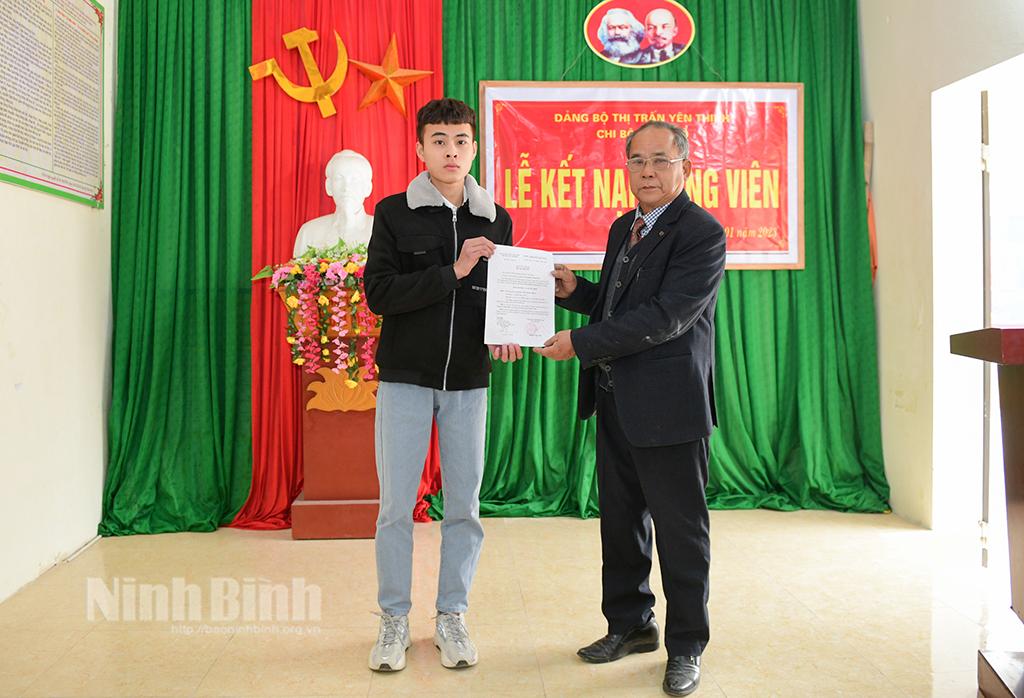 Yên Mô: 41 thanh niên ưu tú được kết nạp Đảng trước khi lên đường nhập ngũ