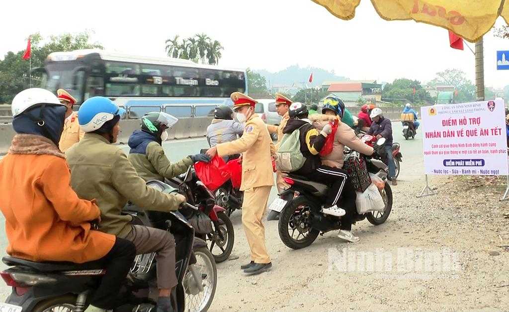 Cảnh sát giao thông Ninh Bình cấp, phát nhu yếu phẩm cho người dân về quê ăn Tết qua địa bàn