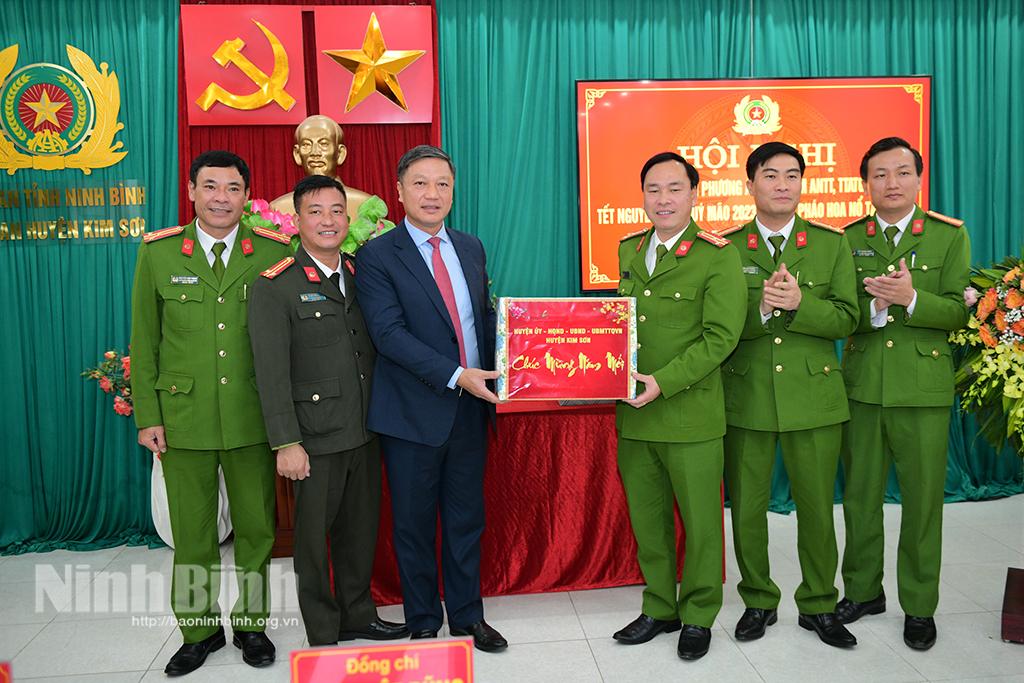 Lãnh đạo huyện Kim Sơn thăm, động viên các đơn vị trực Tết Nguyên đán Quý Mão