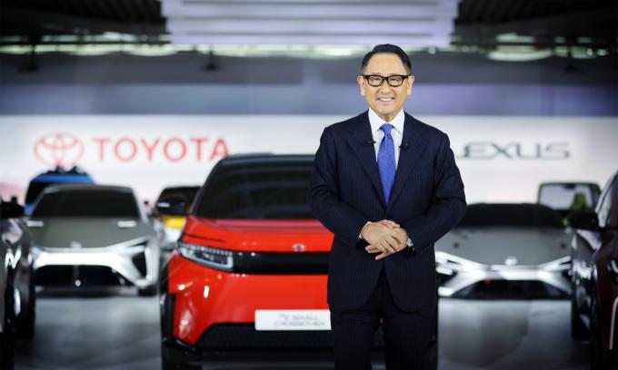 CEO Toyota rời vị trí vì áp lực xe điện