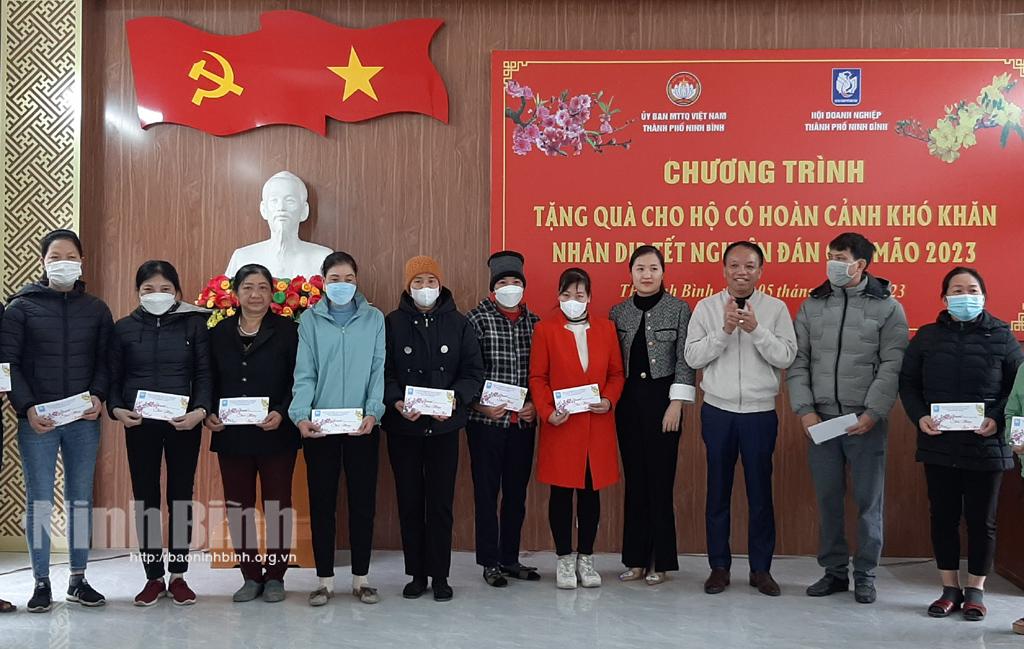 Trao 210 suất quà Tết cho các hộ gia đình khó khăn ở thành phố Ninh Bình