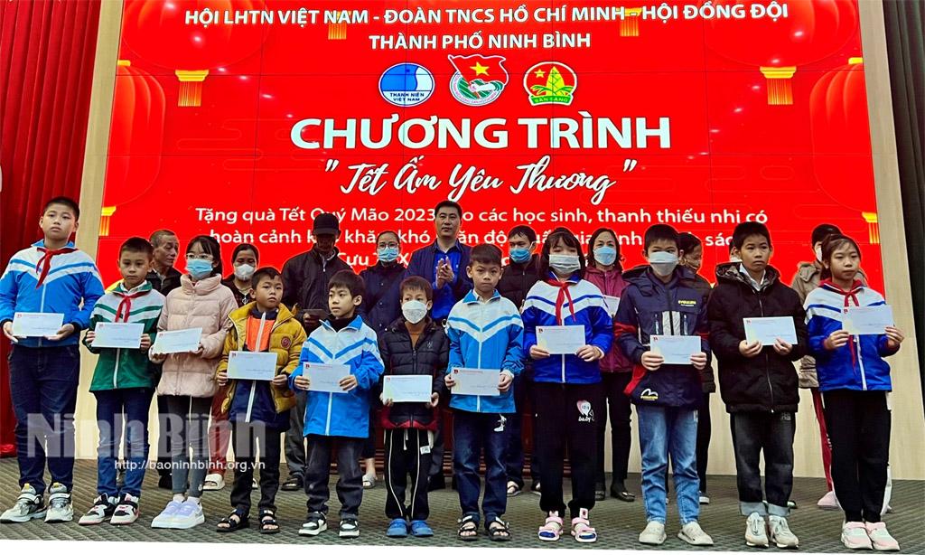 Tổ chức chương trình "Tết ấm yêu thương"