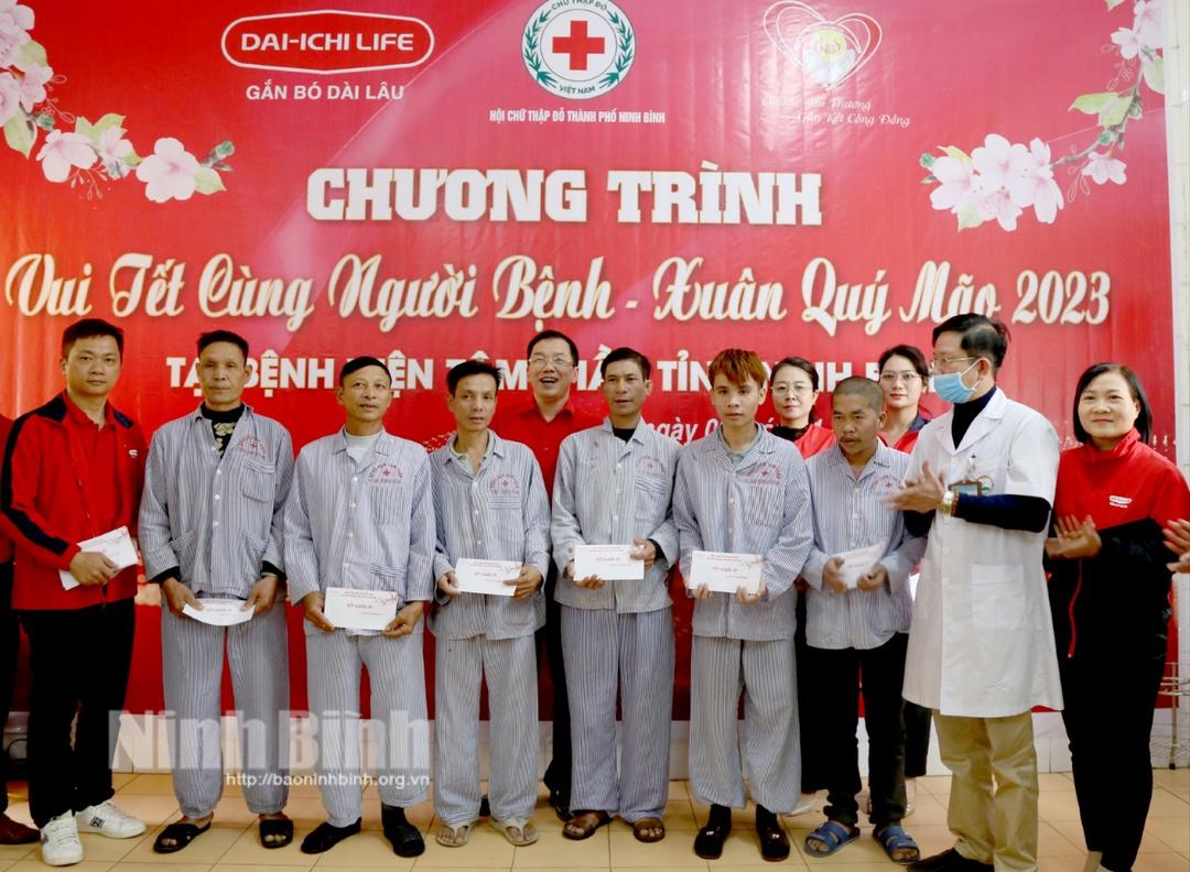 Tặng quà bệnh nhân Bệnh viện tâm thần