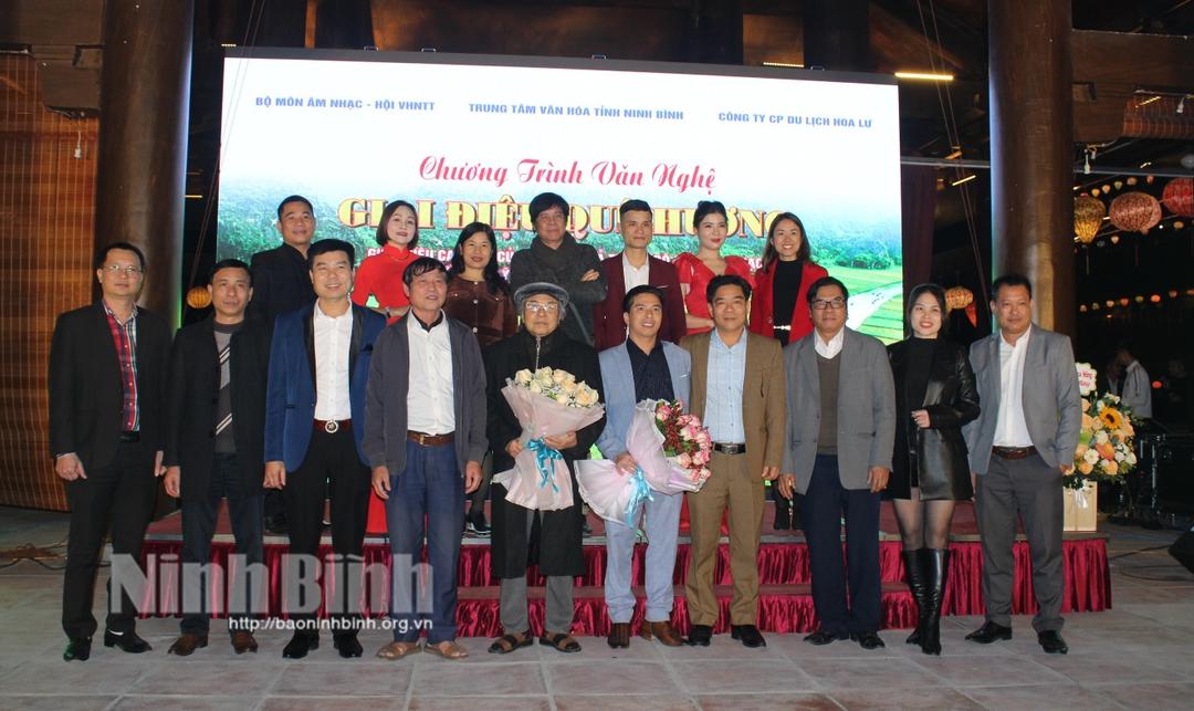 Tổ chức chương trình văn nghệ "Giai điệu quê hương"