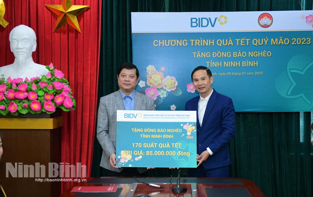 Tặng quà Tết cho hộ nghèo