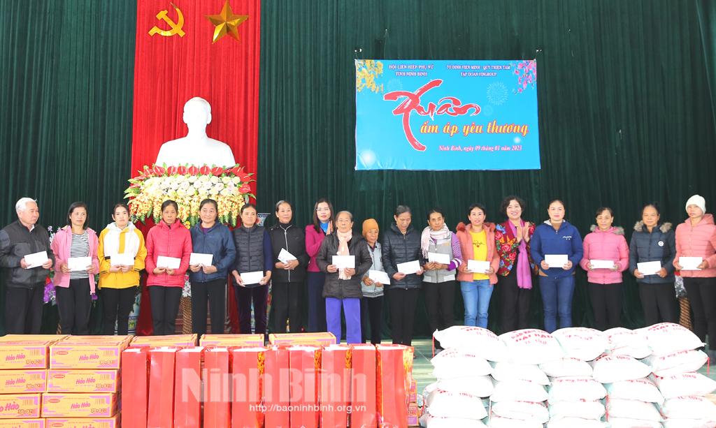 Tặng quà Tết cho hội viên phụ nữ và trẻ em có hoàn cảnh khó khăn tại Yên Khánh
