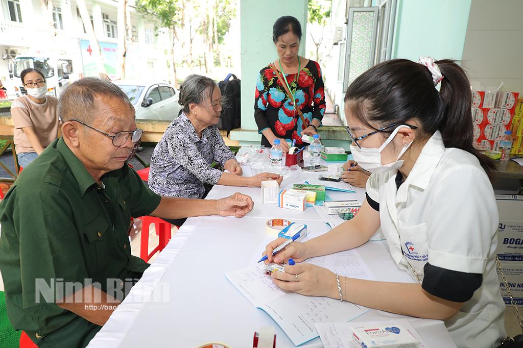 Khám bệnh, cấp phát thuốc miễn phí cho người có công, người có hoàn cảnh đặc biệt khó khăn huyện Gia Viễn