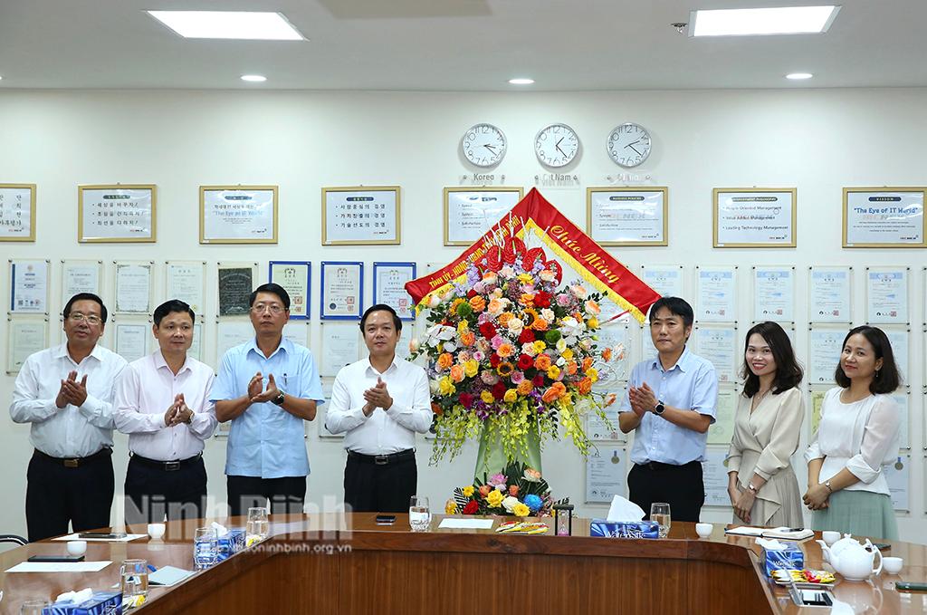 Đồng chí Chủ tịch UBND tỉnh thăm, chúc mừng các doanh nghiệp nhân kỷ niệm ngày Doanh nhân Việt Nam
