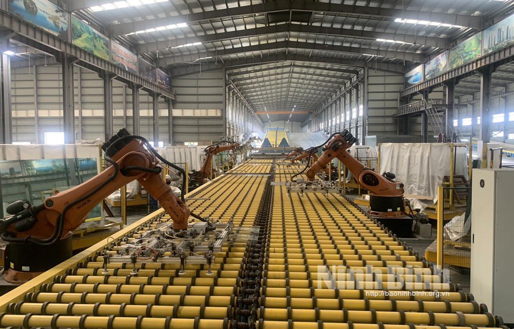 Giá nguyên liệu tăng cao, sản xuất công nghiệp gặp khó