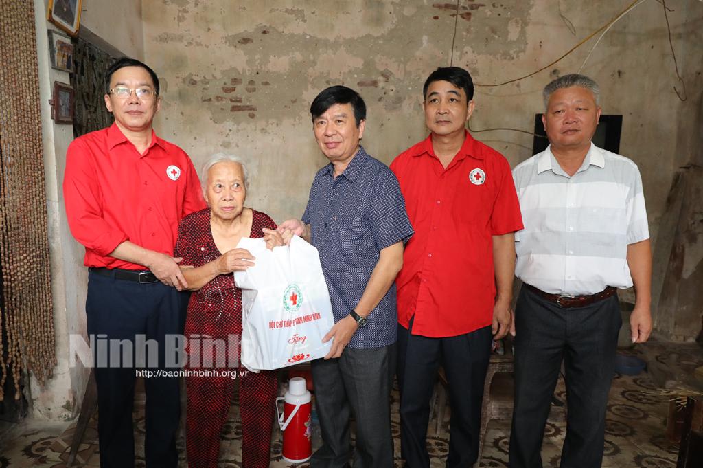 Thăm, tặng quà người cao tuổi neo đơn có hoàn cảnh khó khăn