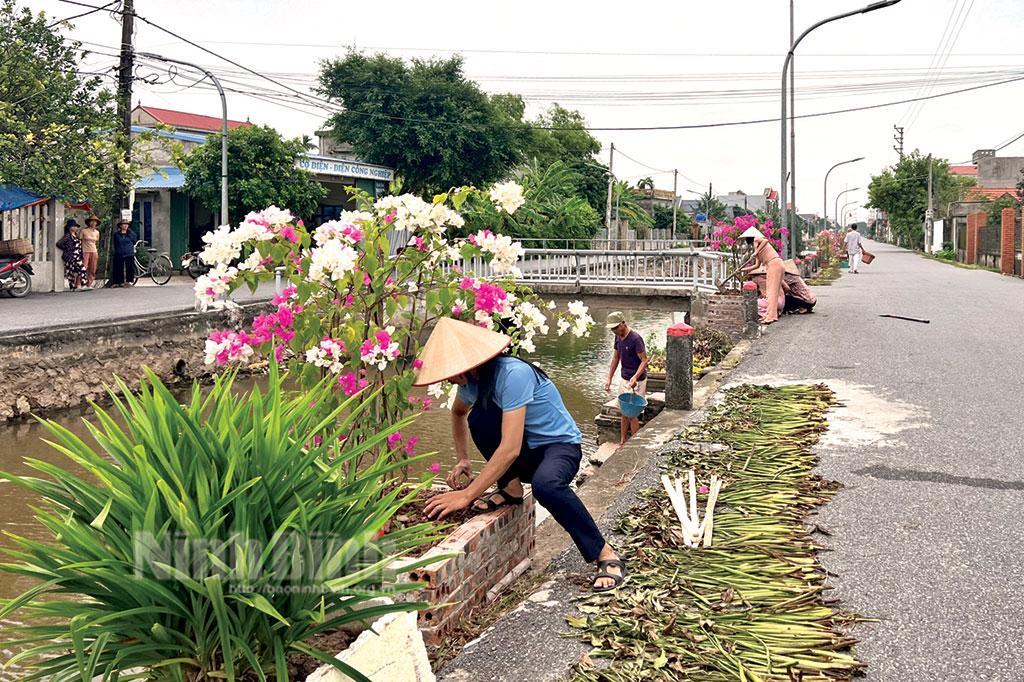 Những tuyến đường "nở hoa" từ bàn tay phụ nữ