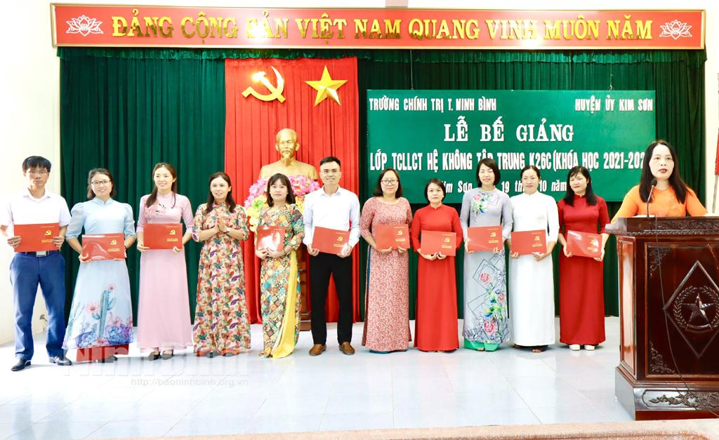 Bế giảng lớp Trung cấp Lý luận chính trị, hệ không tập trung K26C (khóa 2021-2023)