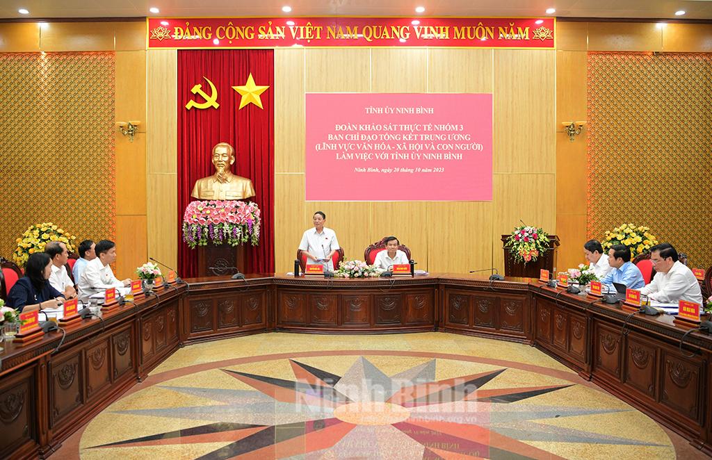 Đoàn khảo sát của BCĐ tổng kết một số vấn đề lý luận và thực tiễn về công cuộc đổi mới theo định hướng XHCN trong 40 năm qua ở Việt Nam làm việc tại Ninh Bình