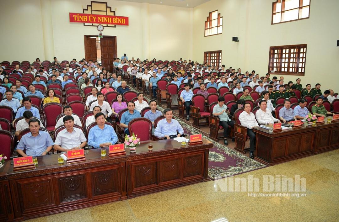 Thông báo nhanh kết quả Hội nghị lần thứ 8 Ban Chấp hành Trung ương Đảng khóa XIII cho cán bộ chủ chốt của tỉnh