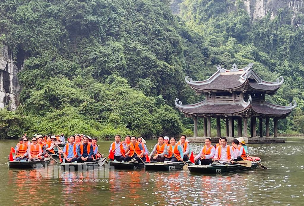 Đoàn đại biểu cấp cao Thủ đô Viêng Chăn tham quan và khảo sát tại Quần thể danh thắng Tràng An