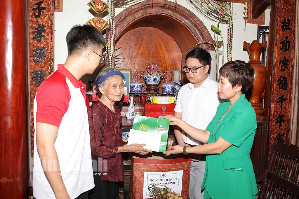 Đồng hành cùng gia đình, thân nhân liệt sỹ