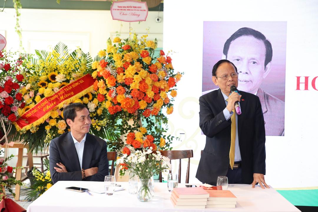 Ra mắt tập thơ "Hoa đời mùa sau" của nhà thơ Nguyễn Hồng Vinh