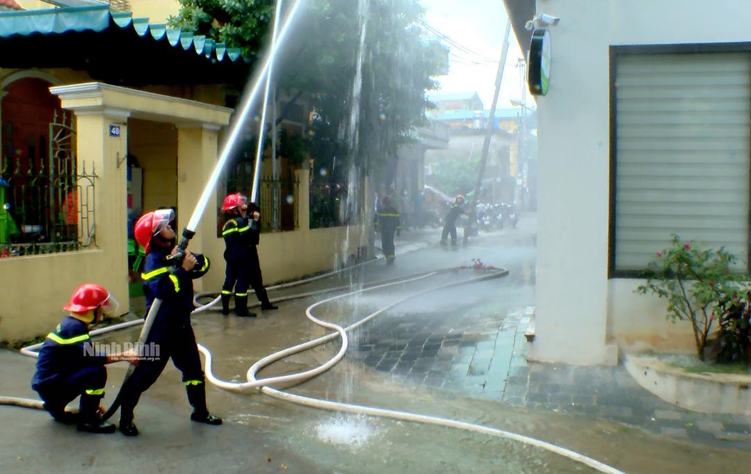 Thực tập chữa cháy và cứu nạn, cứu hộ tại tòa nhà có nhiều căn hộ cho thuê