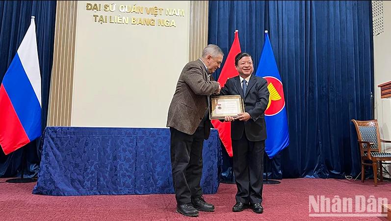 Trao kỷ niệm chương "Vì sự nghiệp văn học nghệ thuật Việt Nam" tặng học giả người Nga