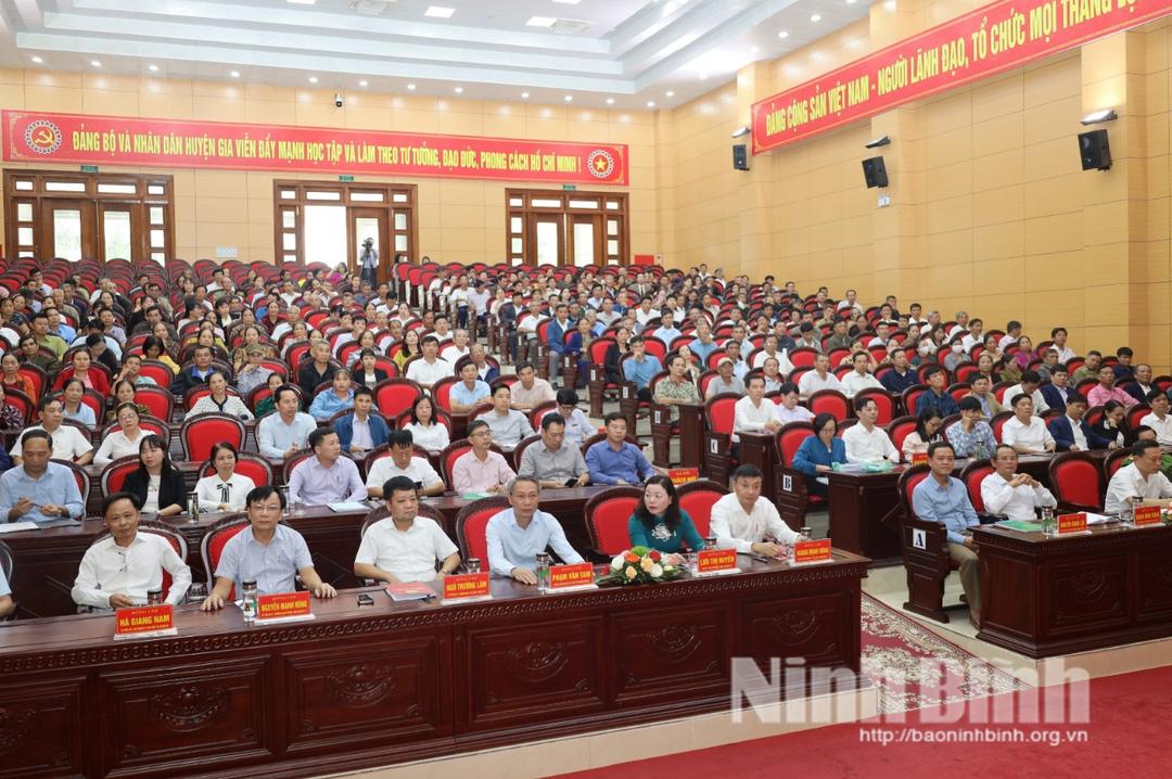 Thường trực Huyện ủy Gia Viễn đối thoại với cán bộ, hội viên nông dân