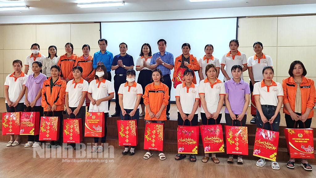 Trao tặng "Những món quà từ Đại hội XIII Công đoàn Việt Nam"