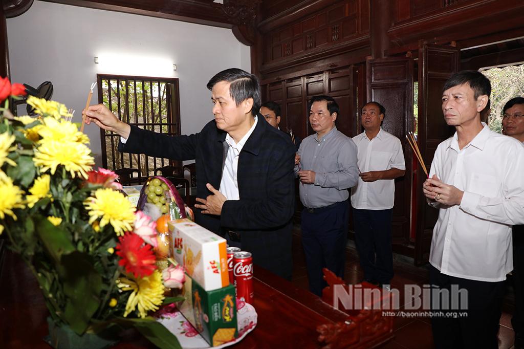 Các đồng chí lãnh đạo tỉnh dâng hương tại Khu tưởng niệm đồng chí Lương Văn Thăng