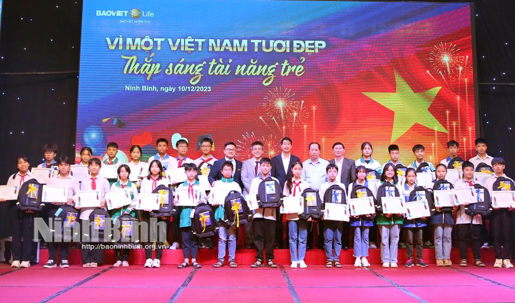 Công ty Bảo Việt nhân thọ Ninh Bình trao 30 suất học bổng cho học sinh giỏi