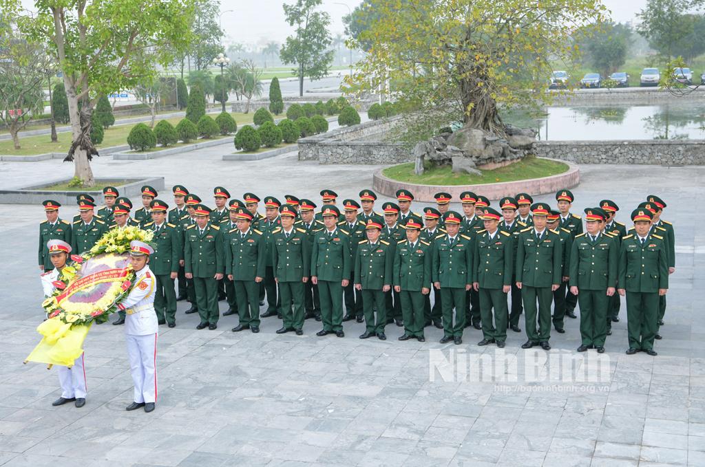 Dâng hương tưởng niệm các anh hùng liệt sĩ nhân kỷ niệm 79 năm Ngày thành lập Quân đội Nhân dân Việt Nam