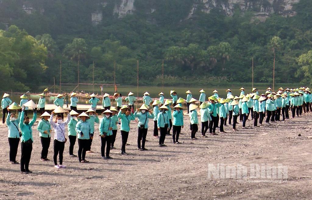 Khi người lái đò hóa thân thành nghệ sỹ