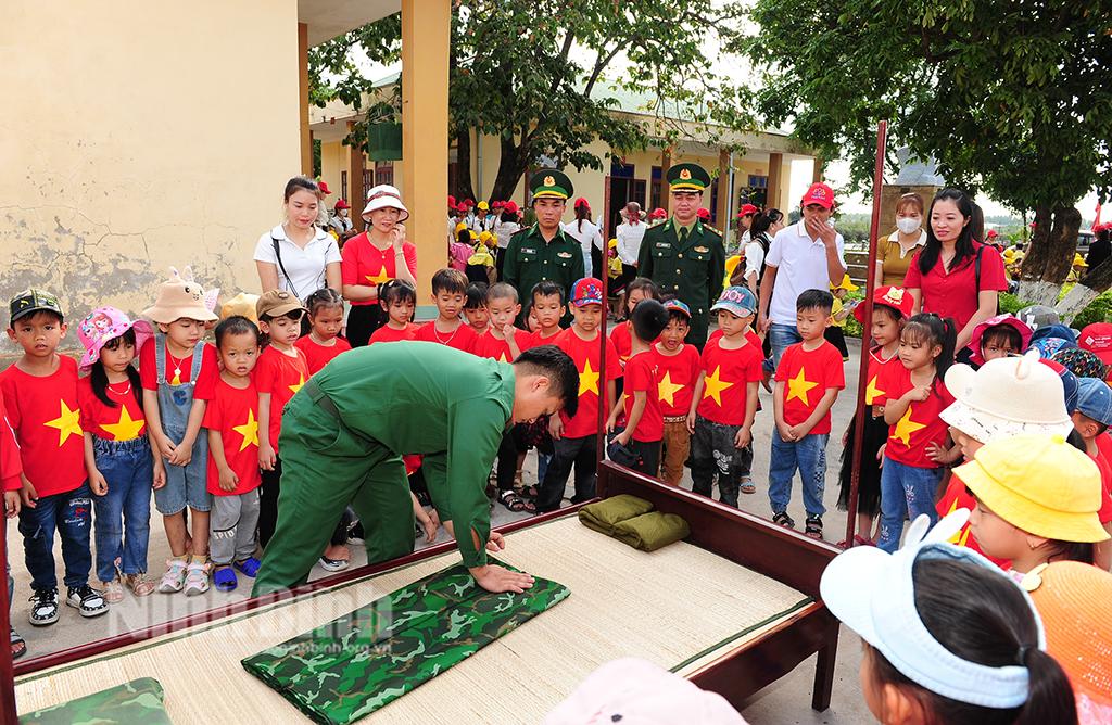 Tổ chức Chương trình trải nghiệm thực tế tại Đồn Biên phòng Kim Sơn