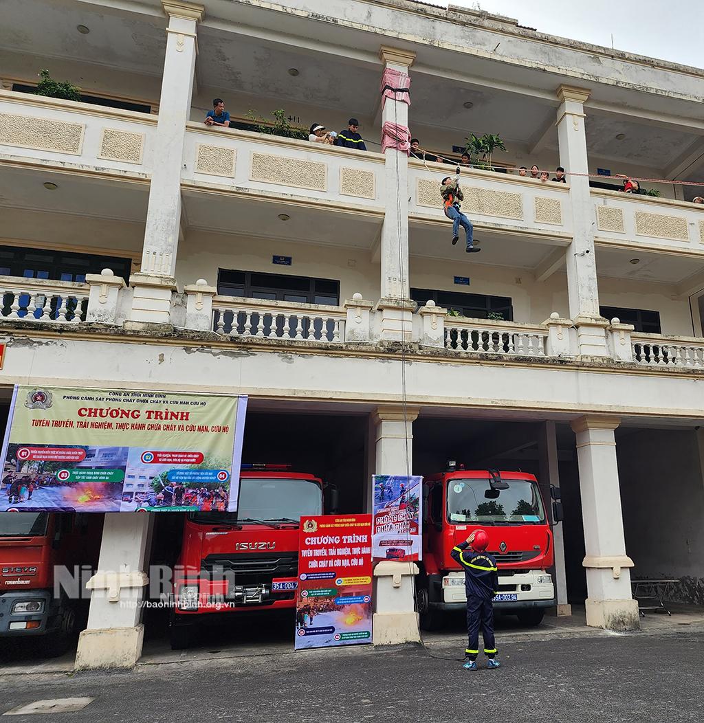 Tuyên truyền, trải nghiệm, thực hành chữa cháy và cứu nạn, cứu hộ