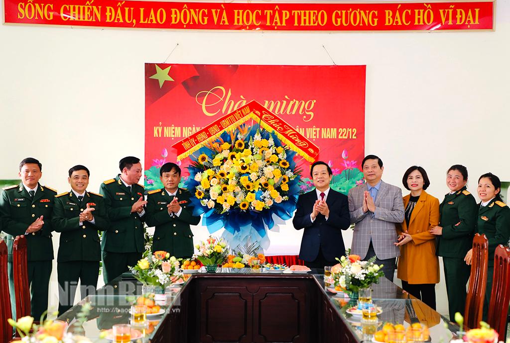 Đồng chí Chủ tịch UBND tỉnh thăm, chúc mừng một số đơn vị quân đội