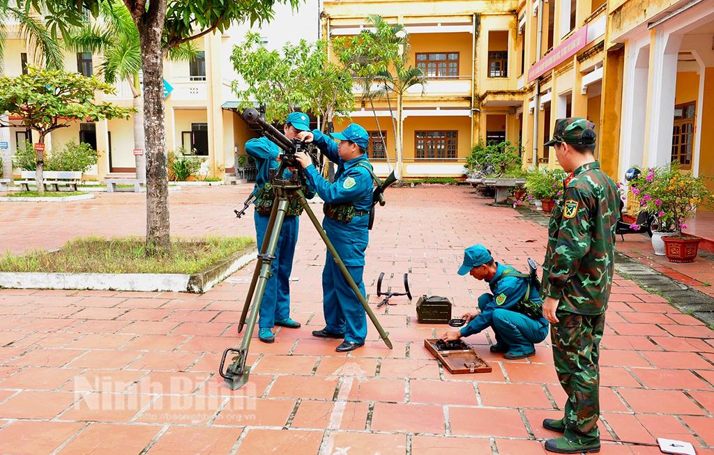Thành phố Ninh Bình nâng cao chất lượng huấn luyện dân quân tự vệ binh chủng