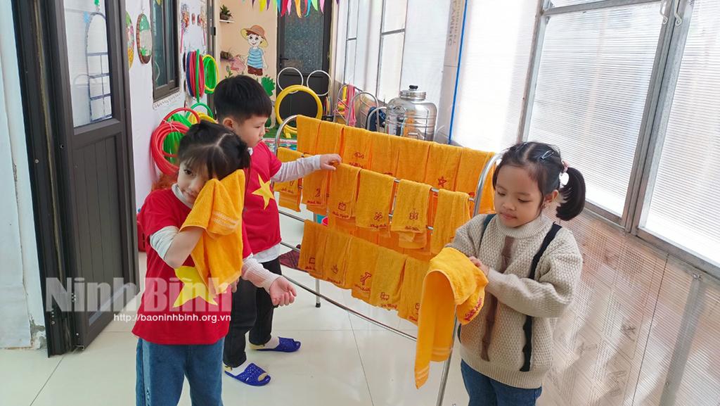 Các trường mầm non tăng cường các biện pháp phòng bệnh mùa đông cho trẻ