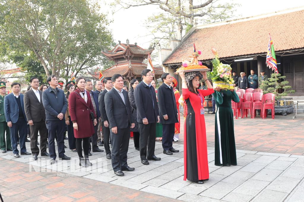 Dâng hương tại Đền thờ Nguyễn Công Trứ