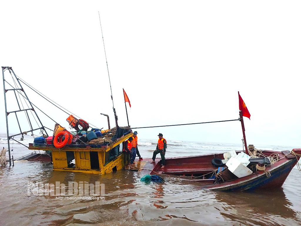 Cứu nạn thuyền viên tàu cá bị tai nạn chìm ngoài cửa biển