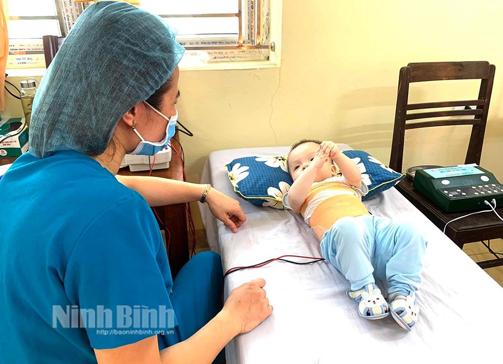 Quan tâm chăm sóc, điều trị cho trẻ bại não