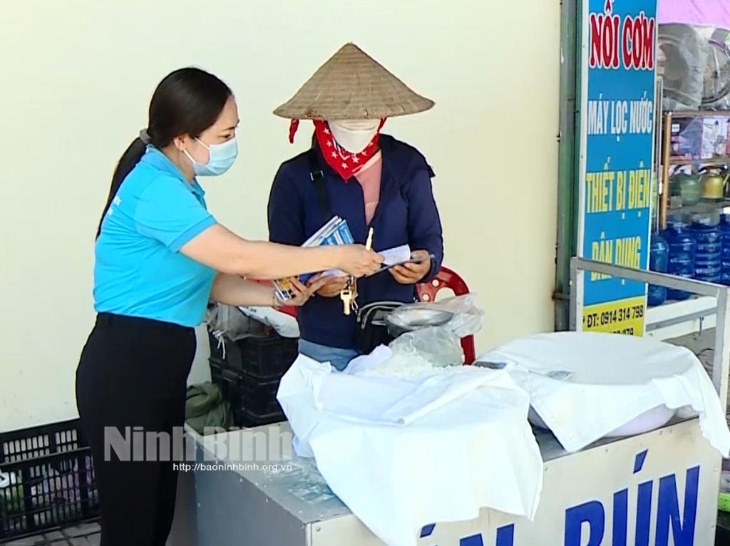 Nhiều ý nghĩa chương trình tặng sổ BHXH, thẻ BHYT cho người có hoàn cảnh khó khăn