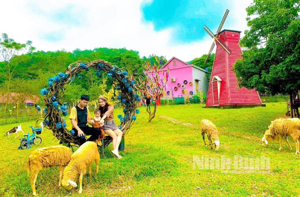 Từ bỏ ước mơ kiểm lâm, nữ 9x về quê xây nông trại cối xay gió