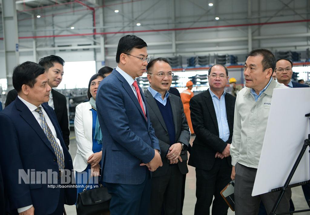 Đoàn công tác của Bộ Ngoại giao làm việc với Nhà máy Ô tô Hyundai Thành Công