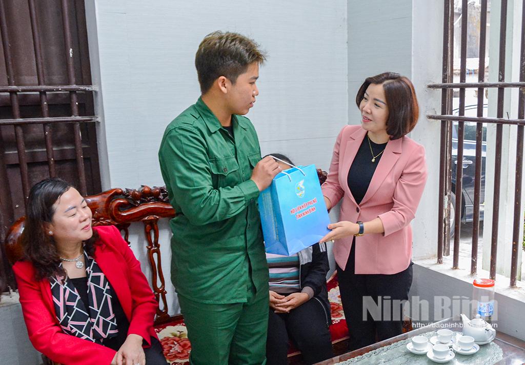 Các cấp Hội phụ nữ tặng 2.000 suất quà cho thanh niên lên đường nhập ngũ
