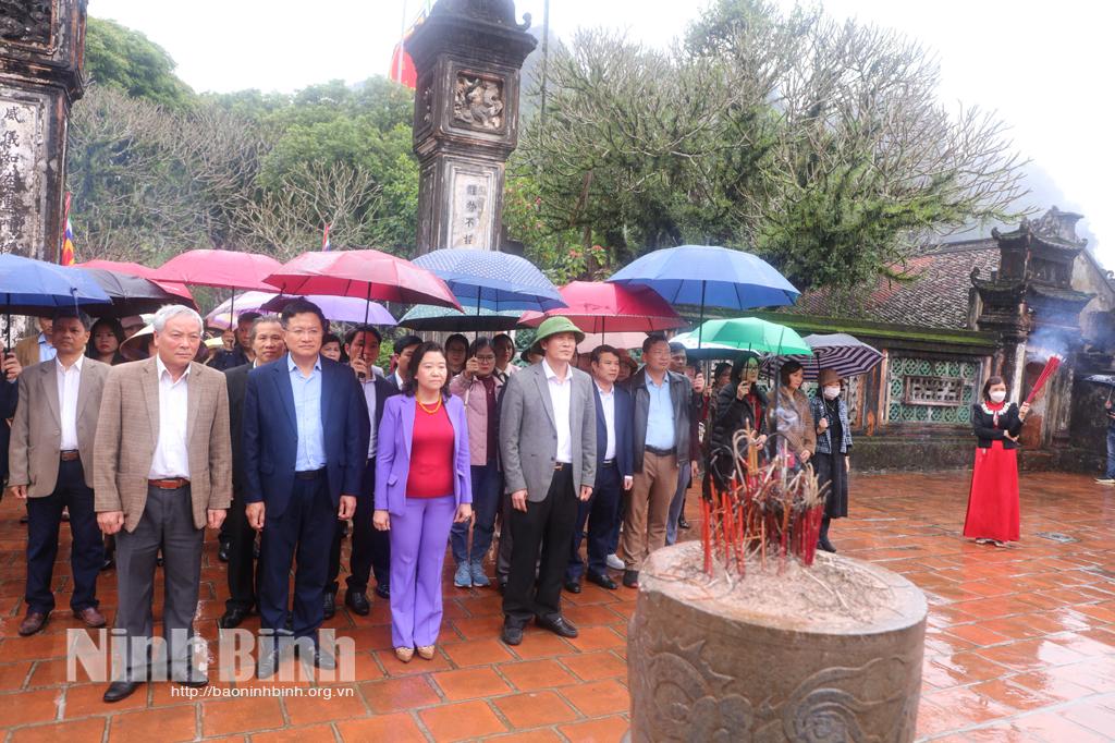 Ban Tuyên giáo Tỉnh ủy tổ chức nghiên cứu thực tế tại một số điểm di tích lịch sử văn hóa, nhà máy, công trường xây dựng trên địa bàn tỉnh