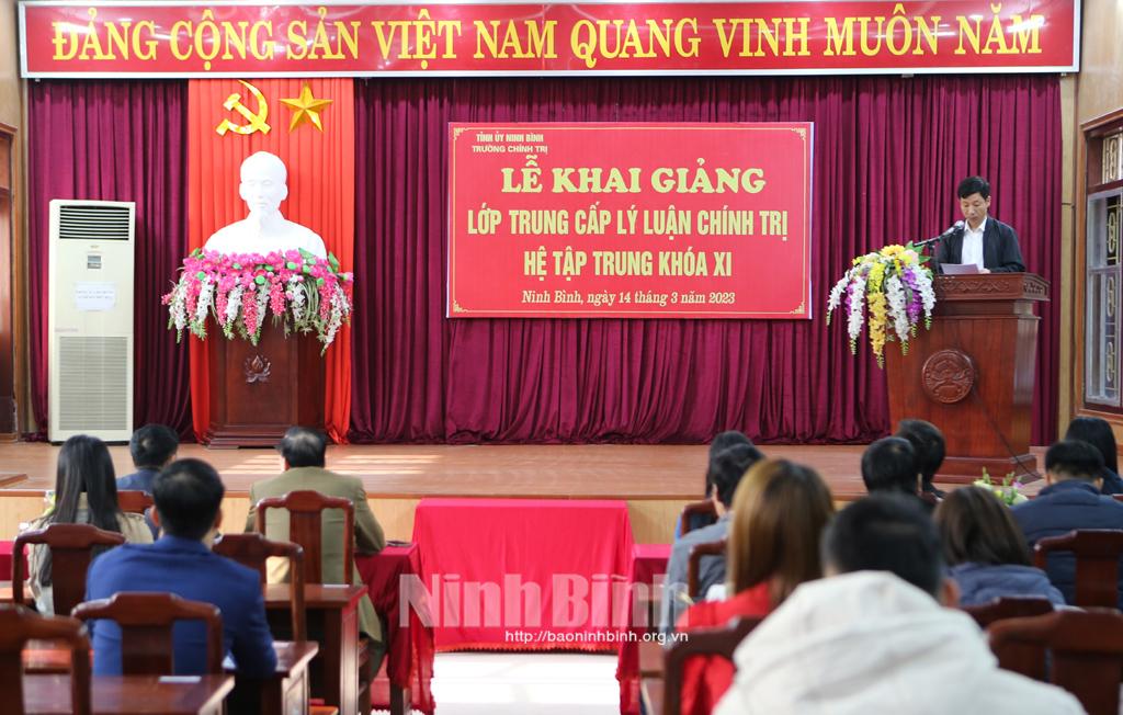 Khai giảng lớp Trung cấp lý luận chính trị hệ tập trung khóa XI