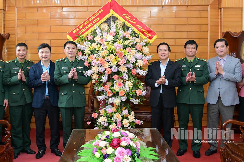 Đồng chí Chủ tịch UBND tỉnh chúc mừng Bộ Chỉ huy Bộ đội Biên phòng tỉnh nhân ngày truyền thống