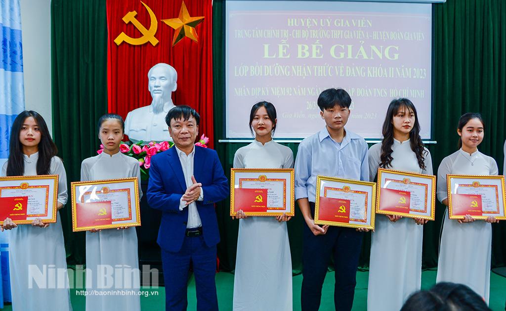 Bế giảng lớp bồi dưỡng nhận thức về Đảng khóa II cho học sinh Trường THPT Gia Viễn A